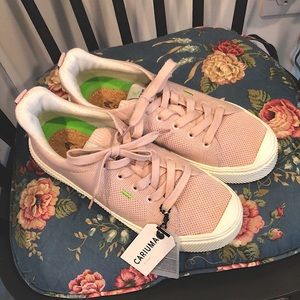 Cariuma IBI Low Rose Knit Sneakers.   Size 8